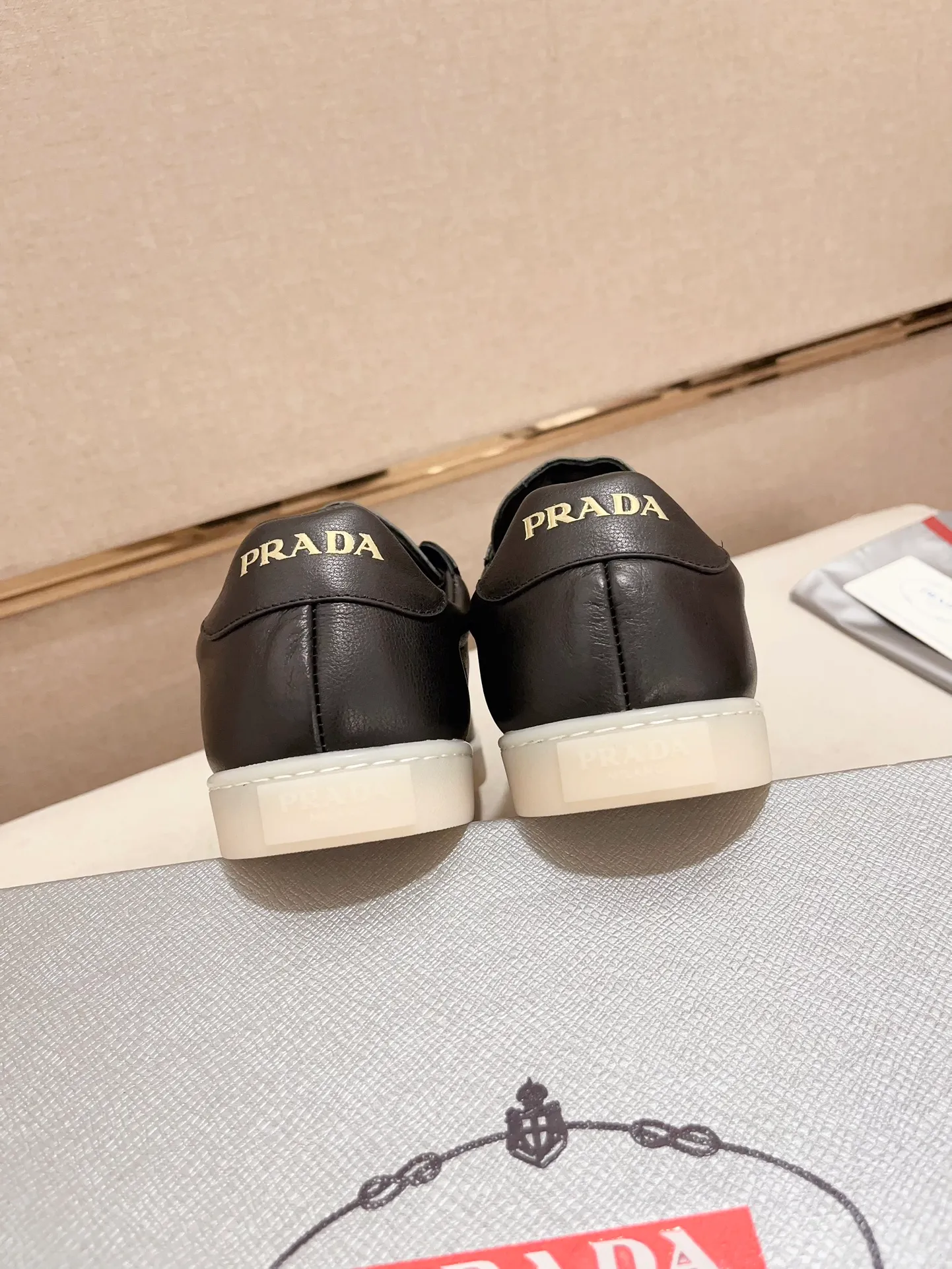 Men's Men's Shoes 💰 500💰 ✔️✔️✔️Higher version High-quality new PRADA (Prada) counters are launched simultaneously. The new men's shoes and 😘fabrics are made of high-tech glue-making technology. Lining: Full cowhide lining. 👍🏿 High-end ☄️ air-cushion molded anti-slip rubber outsole, exquisite lines, simple and elegant, comfortable and high-end for leisure travel. Code number: 38 to 44 (45 can be customized and cannot be returned or exchanged)